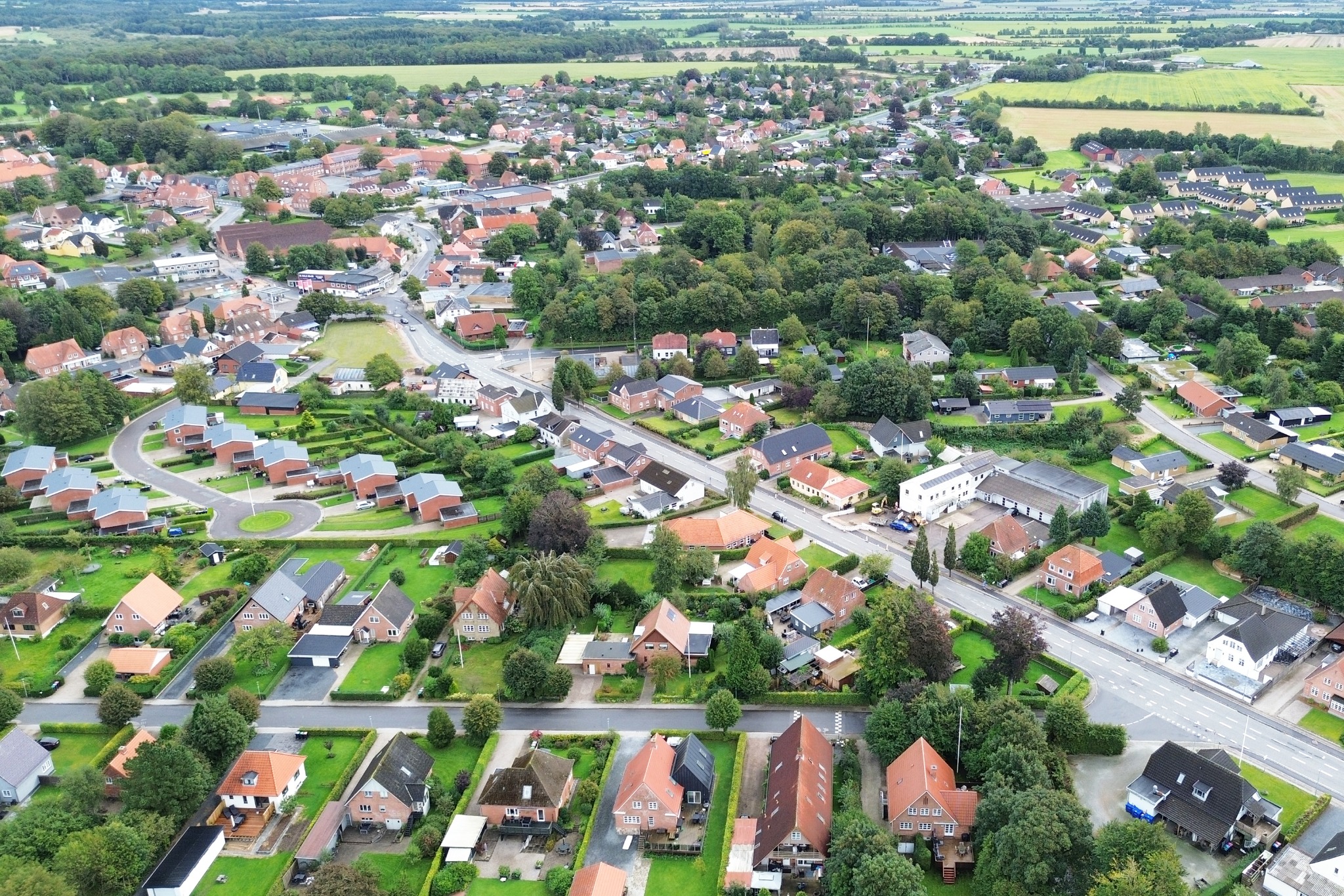 Dronebillede af Gram og det omkringliggende landskab